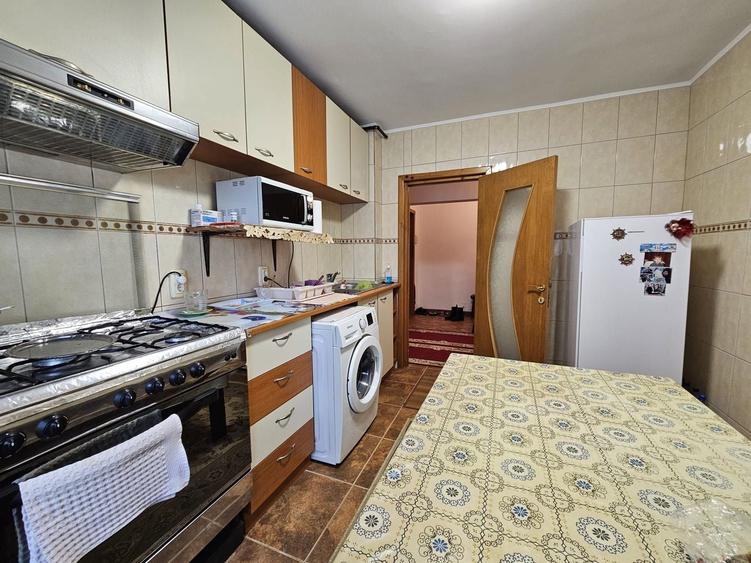 Apartament cu 3 camere decomandat, mobilat în Dacia