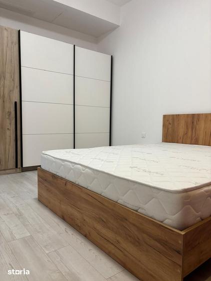 Apartament cu 3 camere semidecomandat în Văcăresti