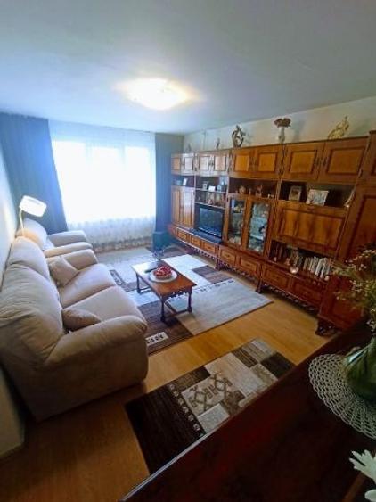 Apartament cu 3 camere decomandat în Tractorul - 1