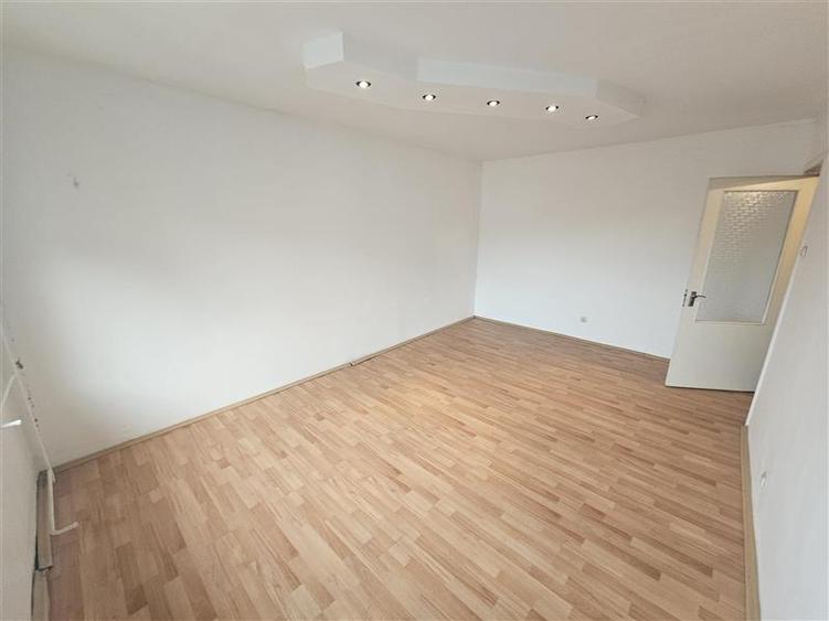 Apartament cu 3 camere decomandat în Micro IV