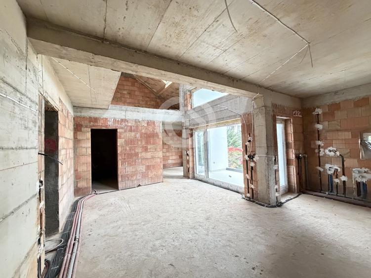 Apartament cu 4 camere decomandat în Cristian