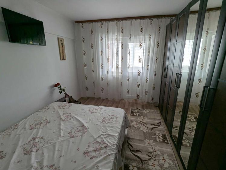 Inchiriez camera in apartament cu 3 camere, centru, langa UMF - 1