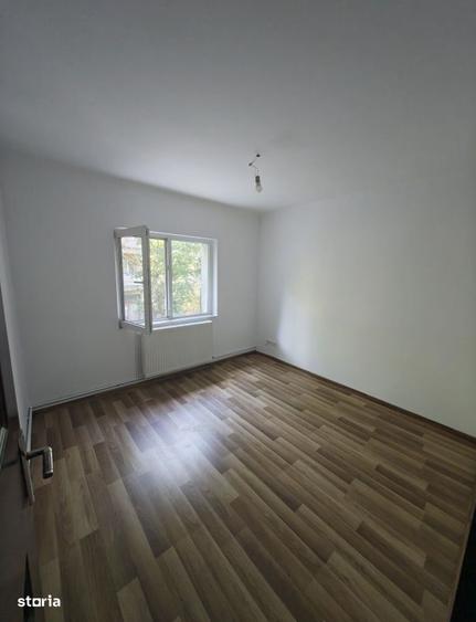 Apartament cu 4 camere decomandat în Micro 16