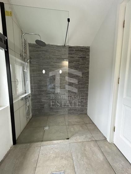 Casă individuală cu 5 camere cu Canalizare în Pecineaga
