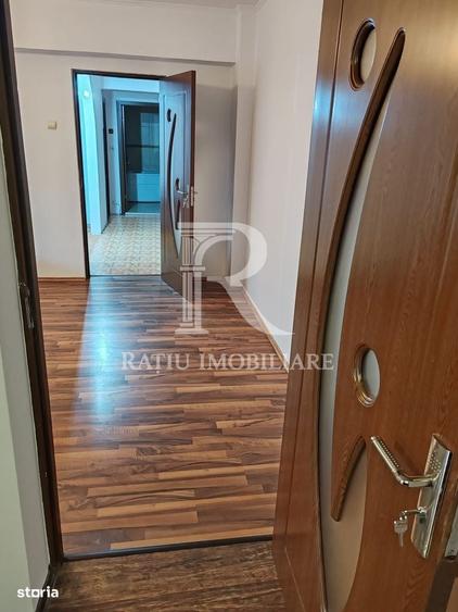 Apartament cu 3 camere semidecomandat în Cantemir