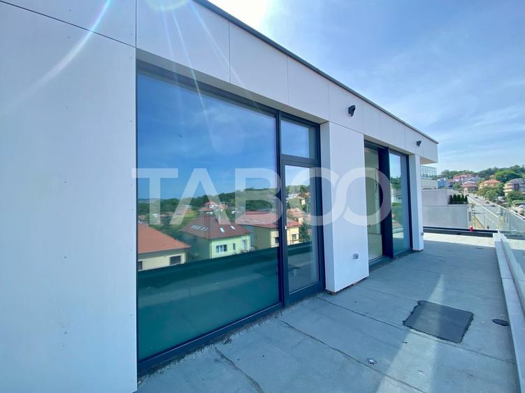 Penthouse cu 3 camere semidecomandat în Central