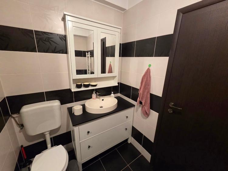 Apartament cu 3 camere decomandat, mobilat în Roșu