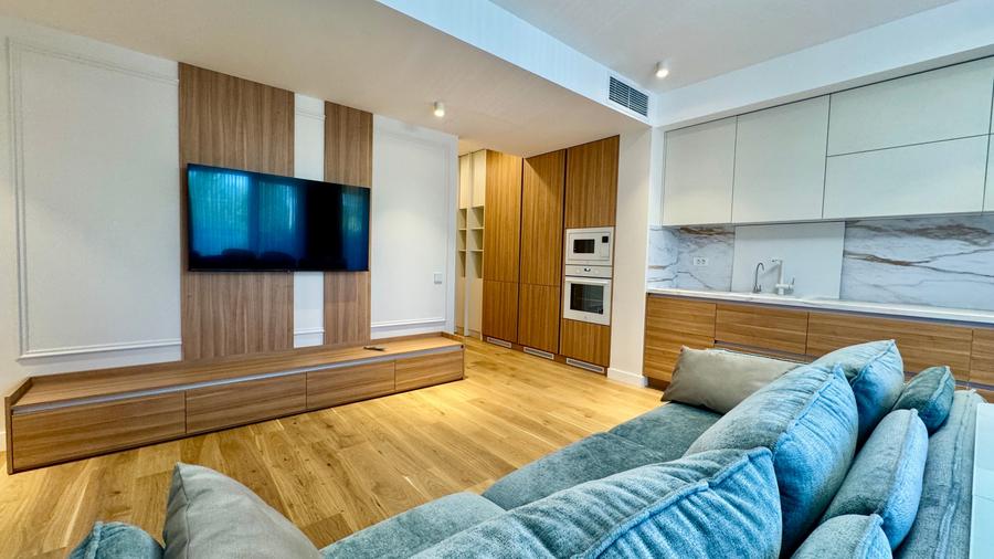 Apartament cu 3 camere semidecomandat în P-ta Presei Libere