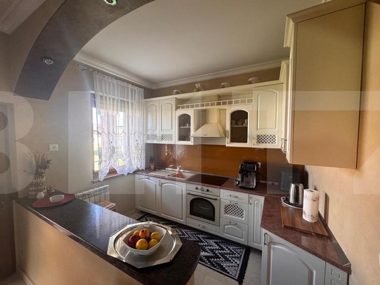 Casă individuală cu 10 camere cu Canalizare în Tudora