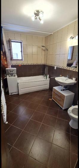 Apartament cu 3 camere decomandat în Florești
