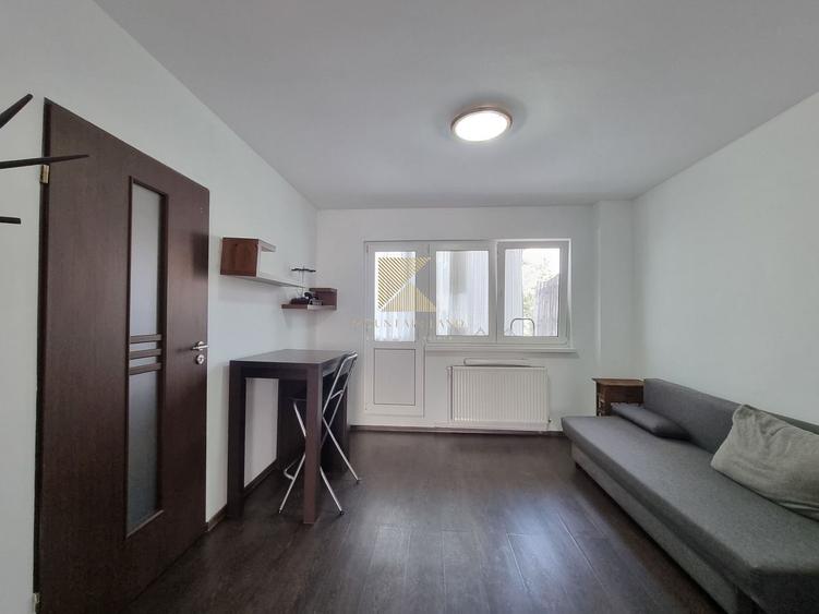 Apartament cu 3 camere semidecomandat în Gării