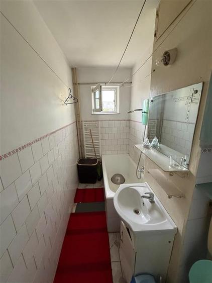Apartament cu 3 camere semidecomandat în Alexandru cel Bun