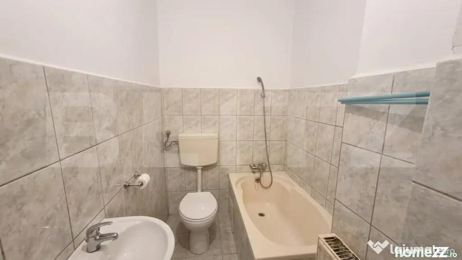 Apartament cu 4 camere semidecomandat în Central