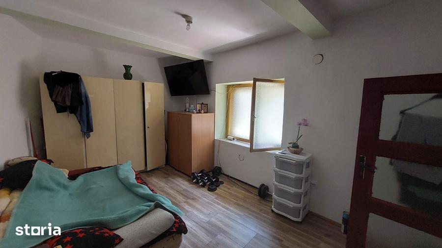 Apartament cu 2 camere semidecomandat în Cristian
