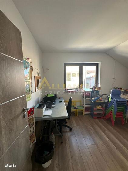 Casă cu 8 camere cu Teren 300 Mp în Central