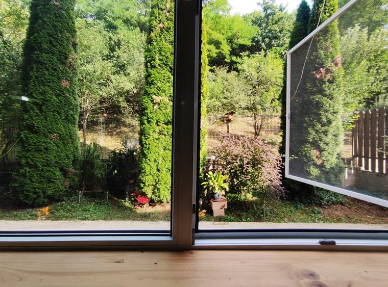 Apartament cu 3 camere semidecomandat, mobilat în Florești