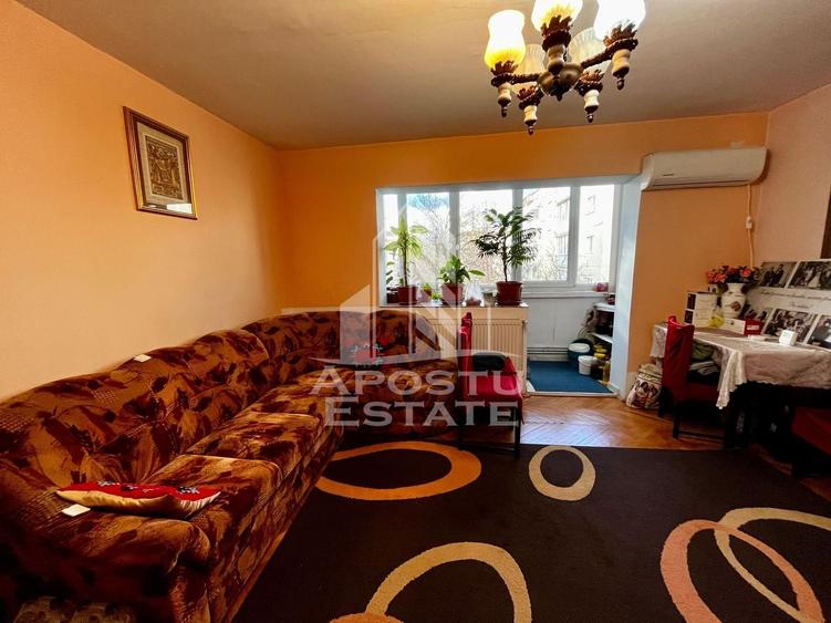 Apartament cu 3 camere semidecomandat, mobilat în Lipovei