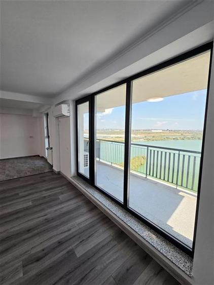 Apartament cu 3 camere semidecomandat în Exterior Nord