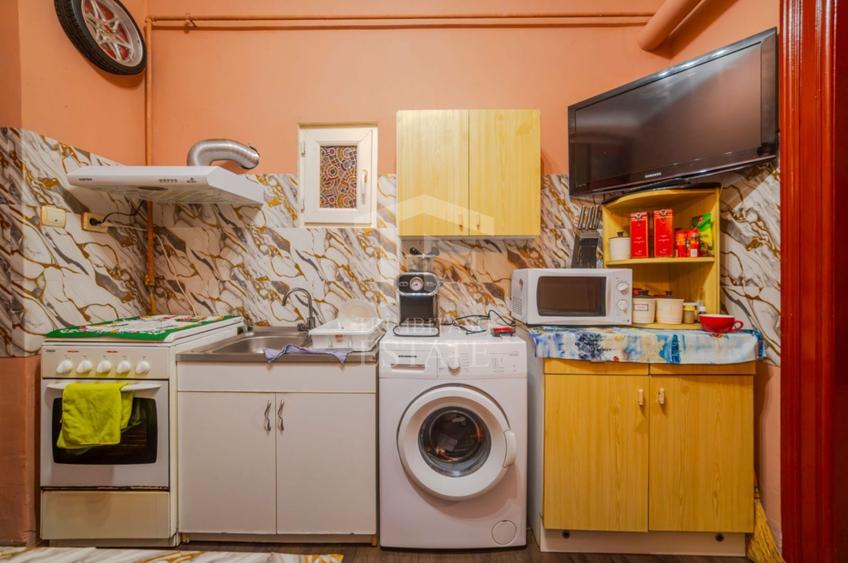 Apartament cu 3 camere semidecomandat, mobilat în Dâmbovița