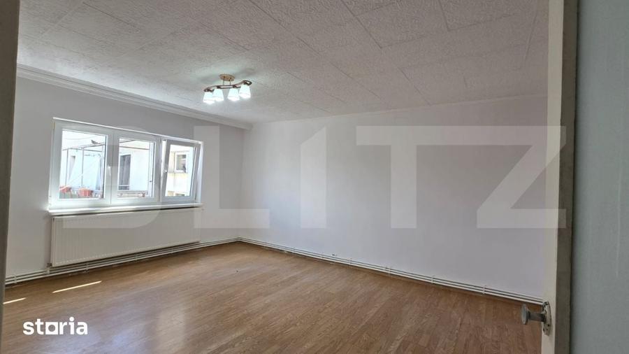 Apartament cu 3 camere decomandat în Micro 17