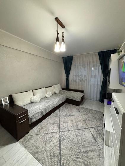Apartament cu 3 camere decomandat în Nicolina