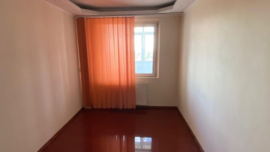 Apartament cu 4 camere semidecomandat în Berceni
