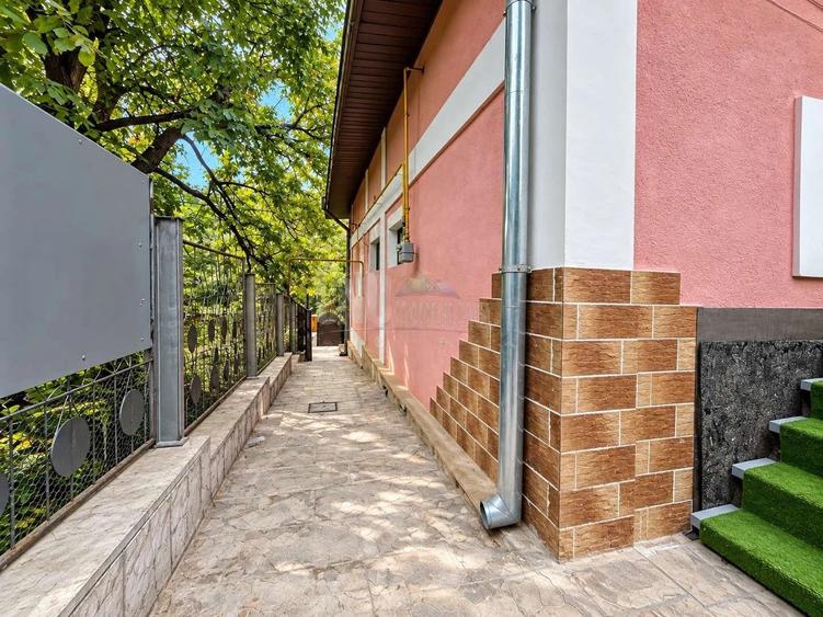 Casă individuală cu 7 camere cu Teren 300 Mp în Bucium