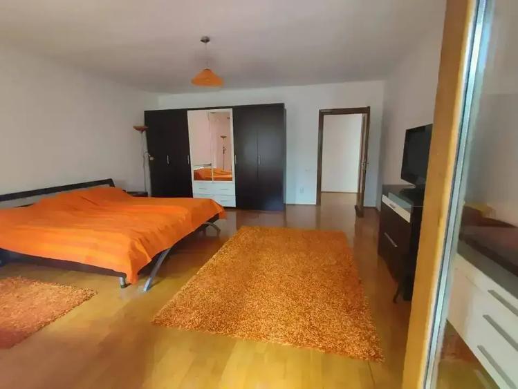 Casă cu 5 camere cu Canalizare în Central