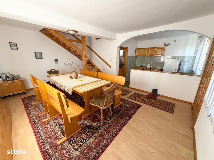 Casă cu 4 camere în Mândra