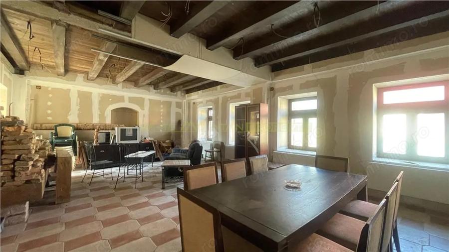Casă cu 7 camere cu Teren 1016 Mp în Jimbor