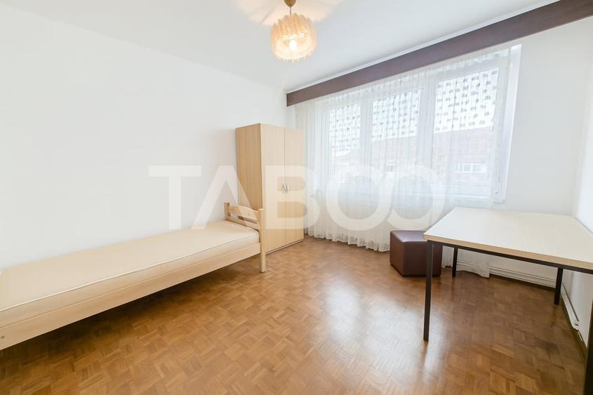 Apartament cu 3 camere semidecomandat, mobilat în Central