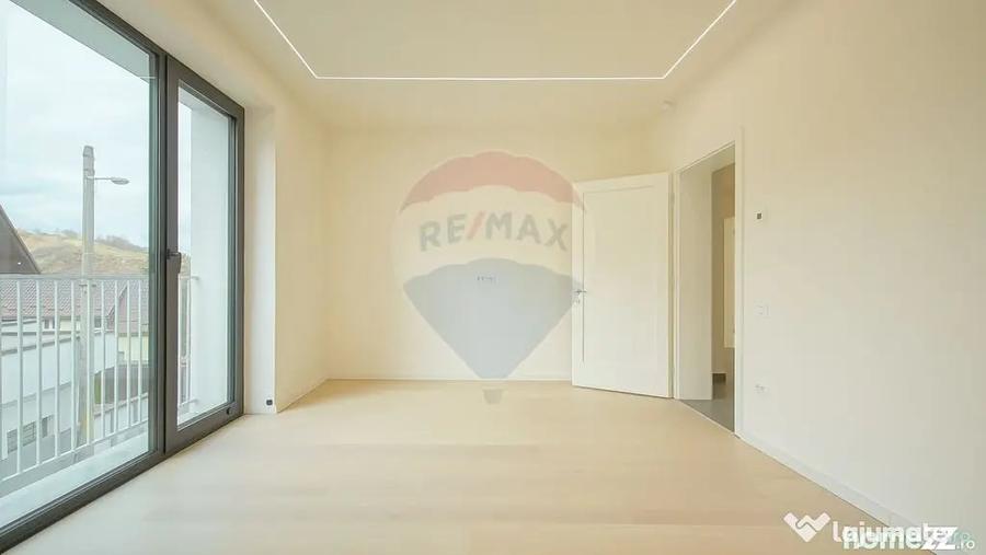 Casă cu 7 camere cu Teren 601 Mp în Schei