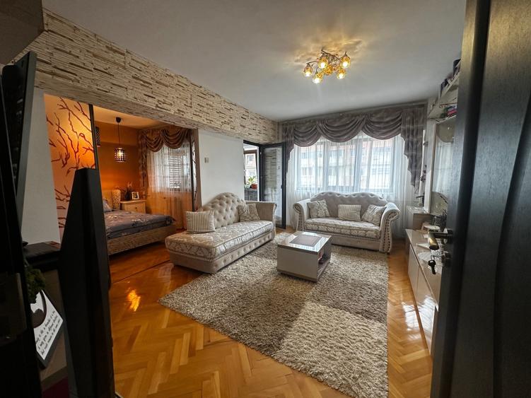 Apartament cu 4 camere decomandat în Sărari