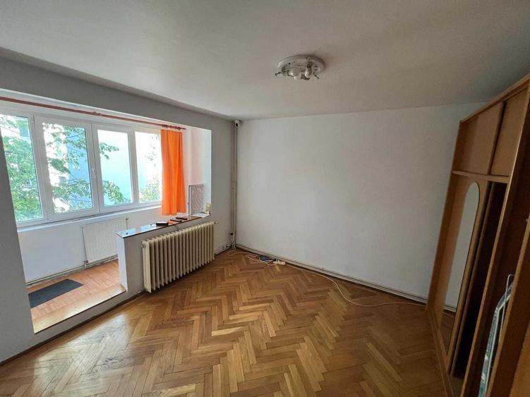 Apartament cu 3 camere decomandat în Titan