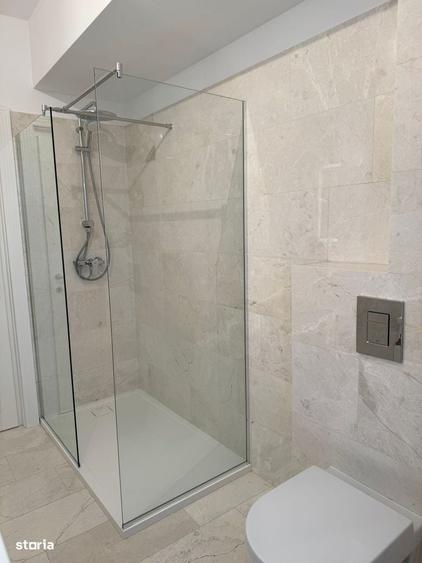 Apartament cu 7 camere decomandat în Breazu