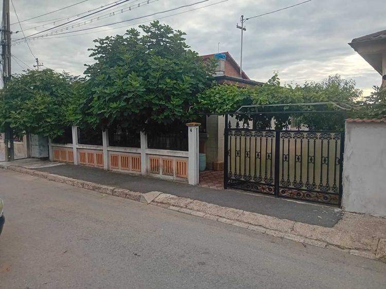 Casă cu 4 camere în Costi