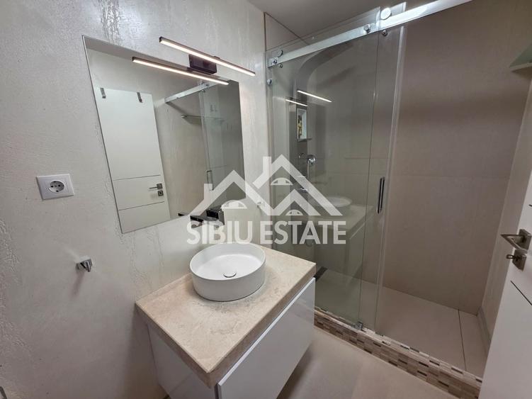 Penthouse cu 4 camere decomandat, mobilat în Periferie