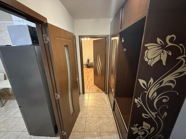Apartament cu 3 camere semidecomandat în Berceni