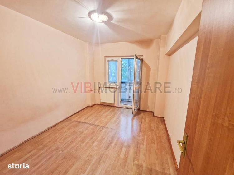 Apartament cu 4 camere semidecomandat în Văcăresti