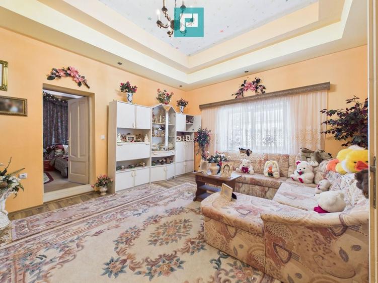 Casă individuală cu 6 camere cu Teren 2712 Mp în Central
