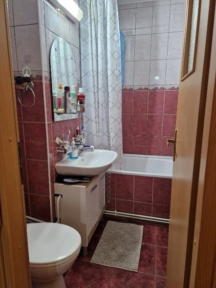 Apartament cu 3 camere decomandat, mobilat în Central