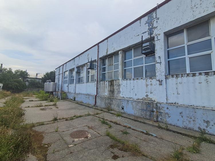 Spațiu industrial, de 2,816 mp, în Costești