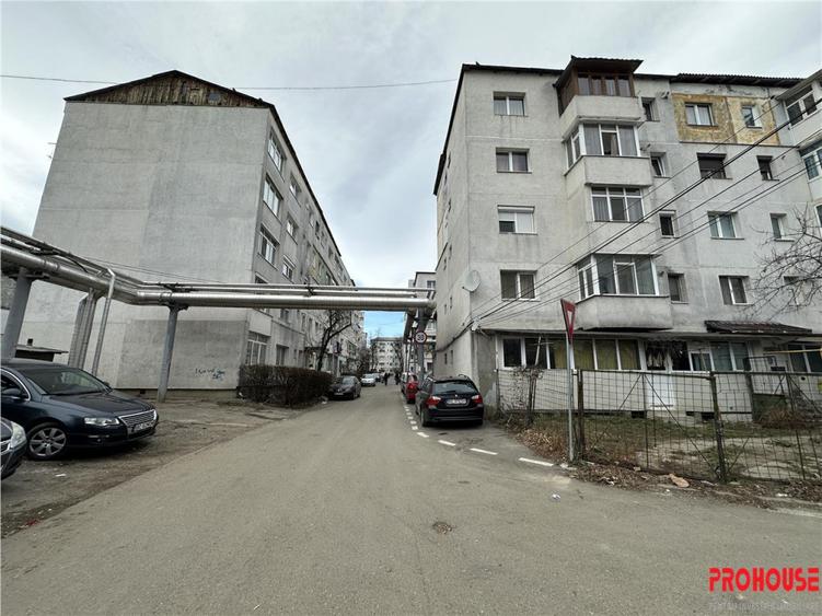 Apartament cu 3 camere semidecomandat în Alecu Russo