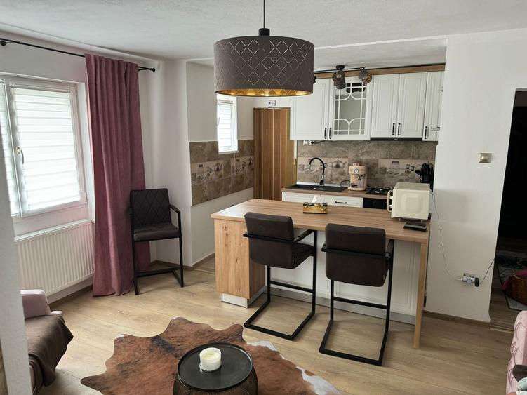 Apartament cu 3 camere semidecomandat, mobilat în Sud-Est