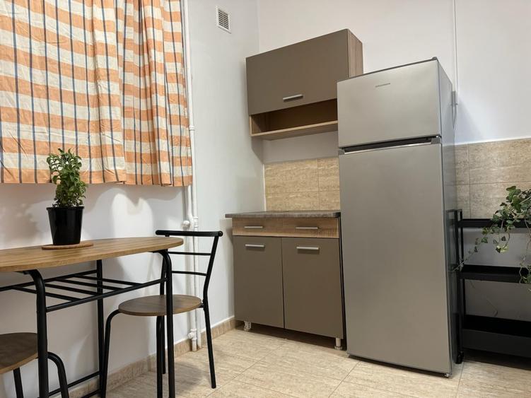 Apartament cu 3 camere decomandat, mobilat în Baba Novac