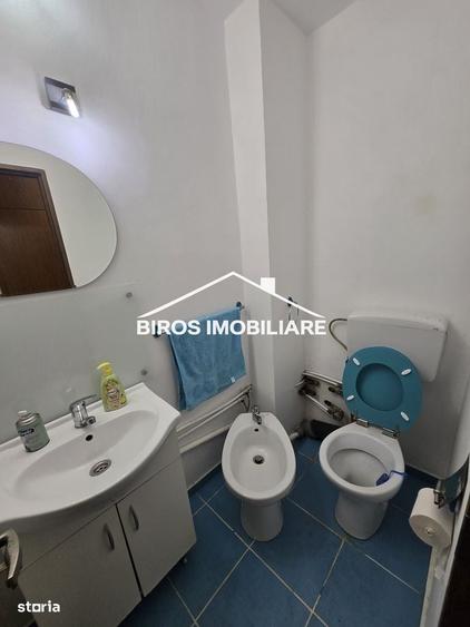 Apartament cu 3 camere decomandat în Rovine