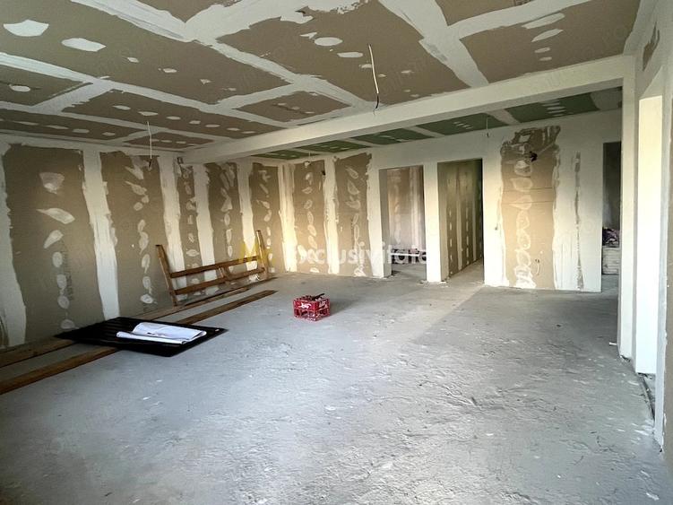 Casă cu 7 camere cu Teren 450 Mp în Glina