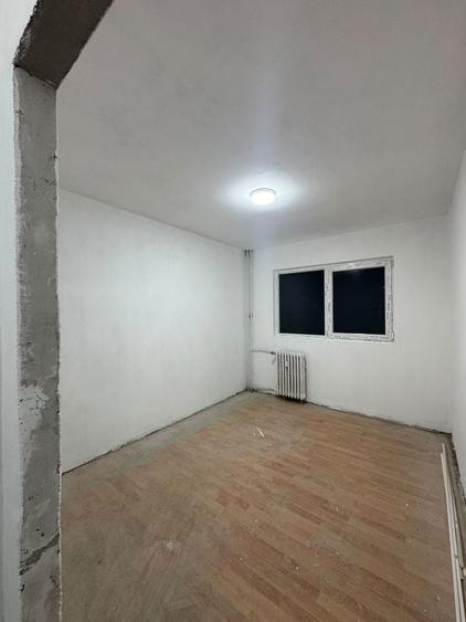 Apartament cu 4 camere semidecomandat în Satu Nou