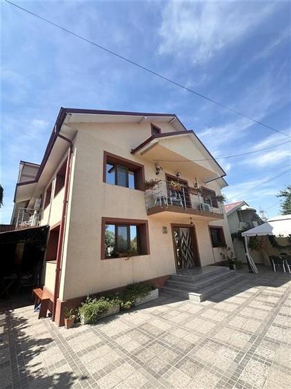 Casă individuală cu 13 camere cu Canalizare în Nord