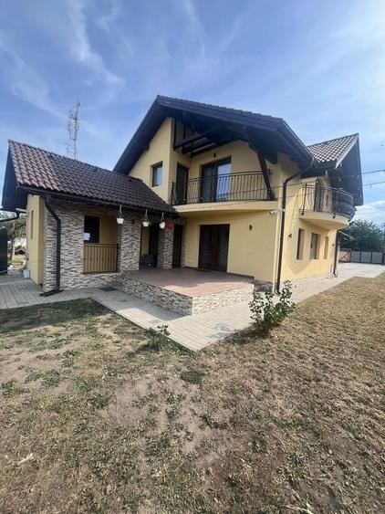 Casă cu 4 camere cu Teren 1000 Mp în Central